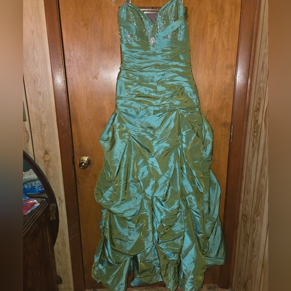 Dresses & Skirts - Green strapless prom dress. Fits like a size 10. Worn once.